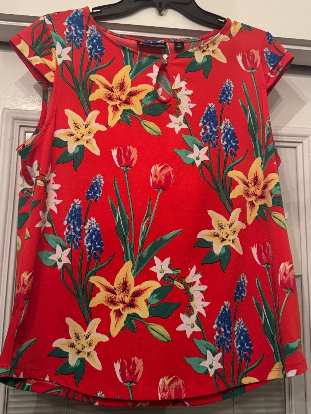 7th Avenue Red Floral Red Yellow Hawaiian keyhole cutout Top Shirt cap sleeves